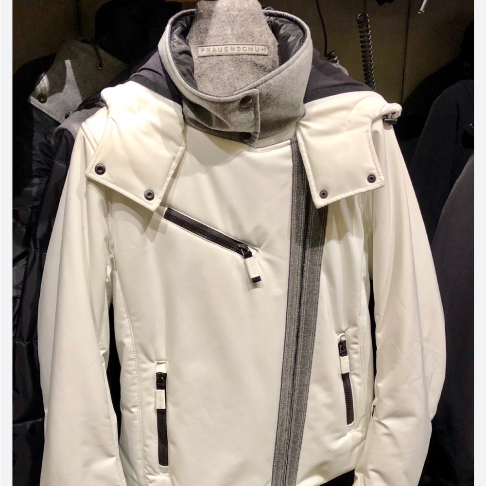 NWT stunning white ski jacket never worn very chic